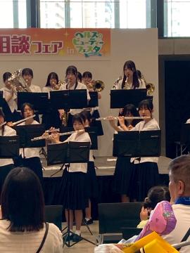 令和7年度ヘルス＆ビューティーフェスタで演奏する様子4