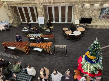 令和7年度クリスマスロビーコンサートで演奏する様子3