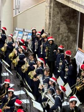 令和7年度クリスマスロビーコンサートで演奏する様子8
