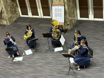 令和7年度クリスマスコンサート3日目に演奏する様子11