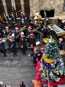 令和7年度クリスマスロビーコンサートで演奏する様子7