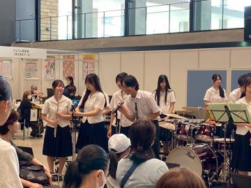 令和7年度ヘルス＆ビューティーフェスタで演奏する様子3