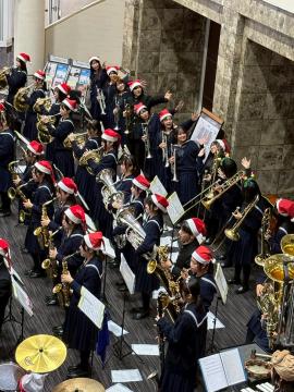 令和7年度クリスマスロビーコンサートで演奏する様子6