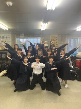 令和7年度歓迎会で写真撮影する様子3