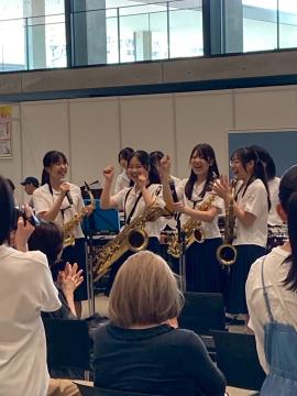 令和7年度ヘルス＆ビューティーフェスタで演奏する様子2