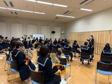 令和7年度高等学校吹奏楽演奏会の演奏前の様子2