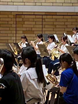 令和7年度つながりプロジェクトで演奏する様子3