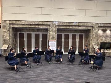 令和7年度クリスマスロビーコンサート2日目で演奏する様子13