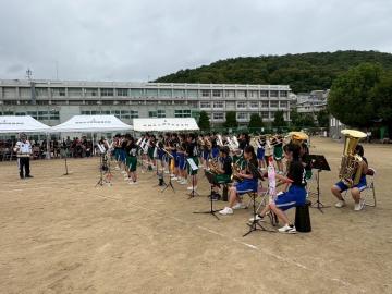 令和7年度体育祭で演奏する吹奏楽部員の様子1