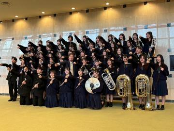 令和7年度高等学校吹奏楽演奏会の演奏後の記念撮影の様子3