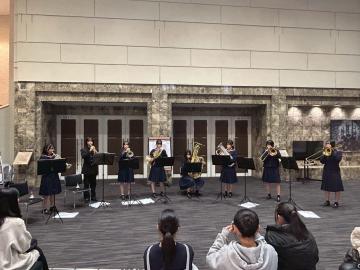 令和7年度クリスマスロビーコンサート2日目で演奏する様子11