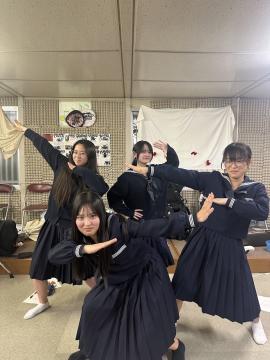 令和7年度歓迎会で写真撮影する様子11