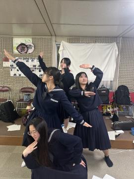 令和7年度歓迎会で写真撮影する様子12