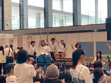 令和7年度ヘルス＆ビューティーフェスタで演奏する様子1