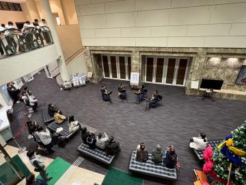 令和7年度クリスマスロビーコンサート2日目で演奏する様子8