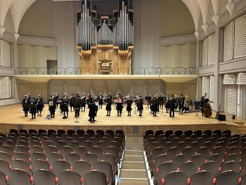 令和7年度クリスマスロビーコンサートで演奏する様子1