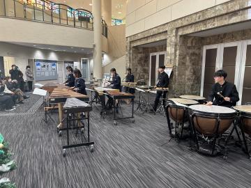 令和7年度クリスマスロビーコンサートで演奏する様子2