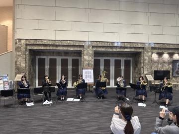 令和7年度クリスマスコンサート3日目に演奏する様子1