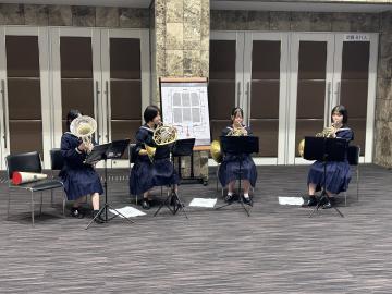 令和7年度クリスマスコンサート3日目に演奏する様子2