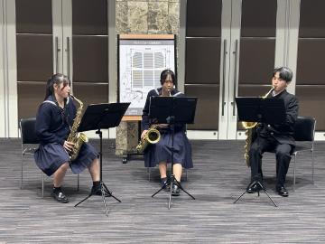 令和7年度クリスマスコンサート3日目に演奏する様子3