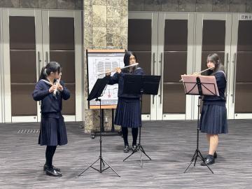 令和7年度クリスマスコンサート3日目に演奏する様子4