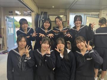 令和7年度歓迎会で写真撮影する様子4