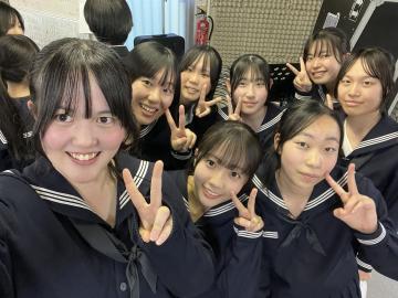 令和7年度歓迎会で写真撮影する様子5