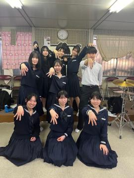 令和7年度歓迎会で写真撮影する様子6