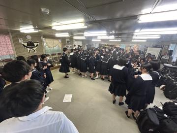 令和7年度歓迎会で写真撮影する様子17
