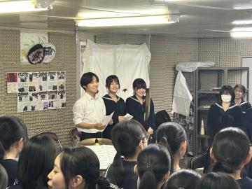 令和7年度歓迎会で写真撮影する様子19