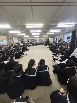 令和7年度歓迎会で写真撮影する様子18