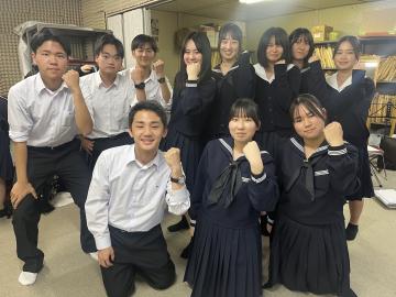 令和7年度歓迎会で写真撮影する様子13