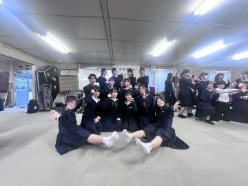 令和7年度歓迎会で写真撮影する様子1
