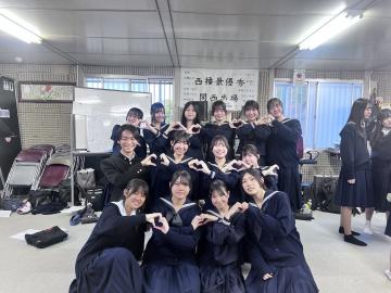 令和7年度歓迎会で写真撮影する様子2