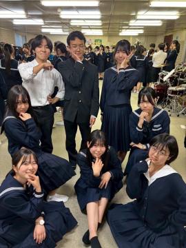 令和7年度歓迎会で写真撮影する様子9