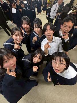 令和7年度歓迎会で写真撮影する様子10