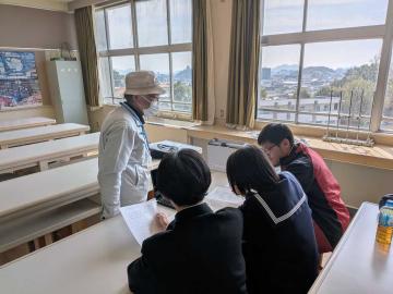 資料の解説の様子