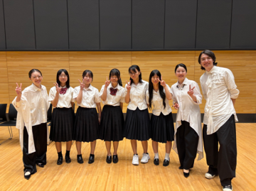 本校生と集合写真
