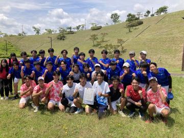 写真撮影で、屋外で男子ソフトテニス部員が集合している様子