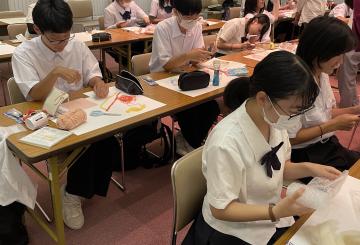 制作に取り組むに生徒1