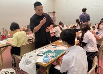 ワークショップ指導する坪田先生1