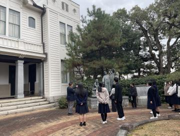 講堂前で説明を受ける生徒