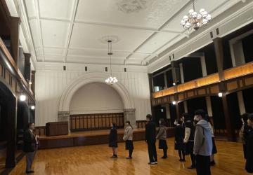 講堂内部で説明を受ける生徒