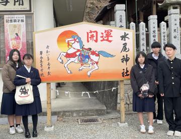 部員で絵馬の前で撮った写真