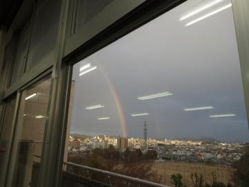 窓から見えた虹の写真