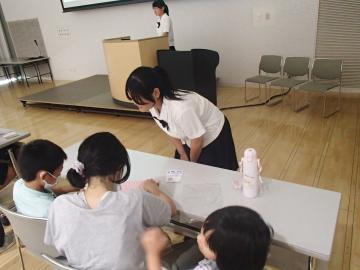 和綴じ本製作を説明する生徒の様子4
