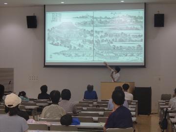 発表スライドの説明をする生徒の様子2