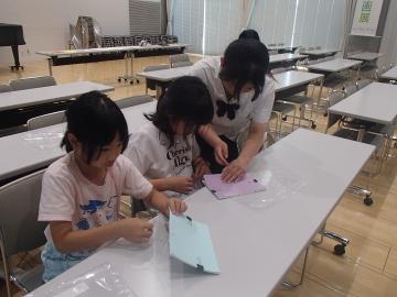 和綴じ本製作を説明する生徒の様子1