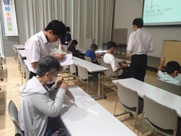 和綴じ本製作を説明する生徒の様子2