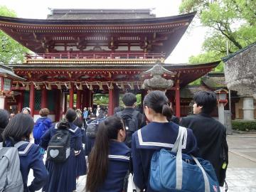 大宰府天満宮を訪れる生徒の様子